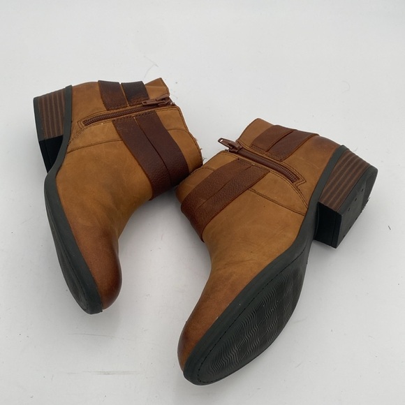 Clarks Tan and Brown Ankle Booties women 7M leather casual office retro Y2K - Picture 8 of 14